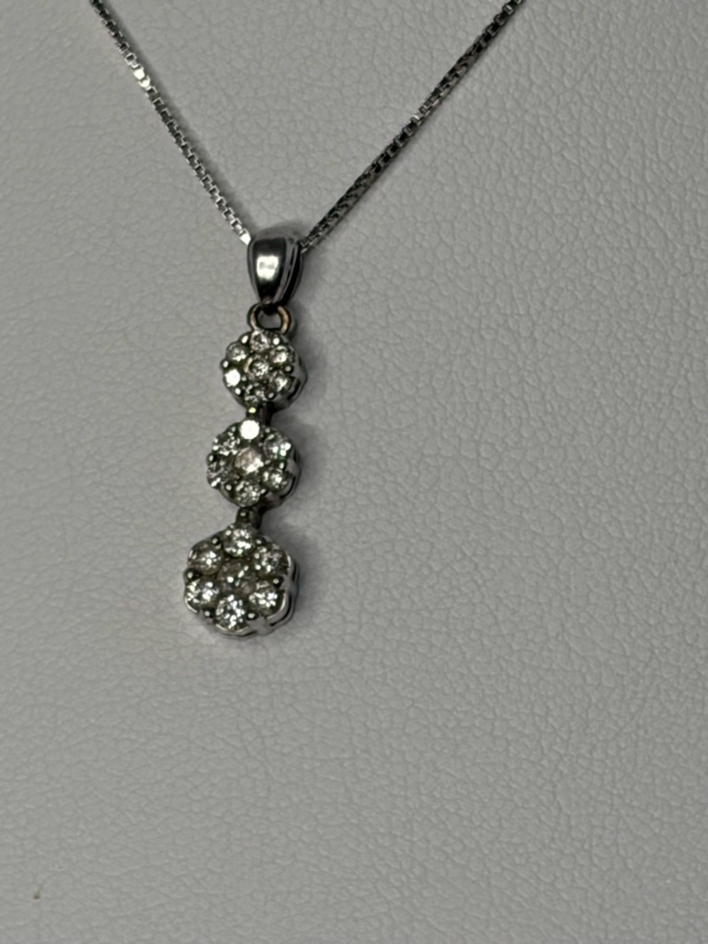 10k white gold 3 diamond pendant . - Picture 3 of 3